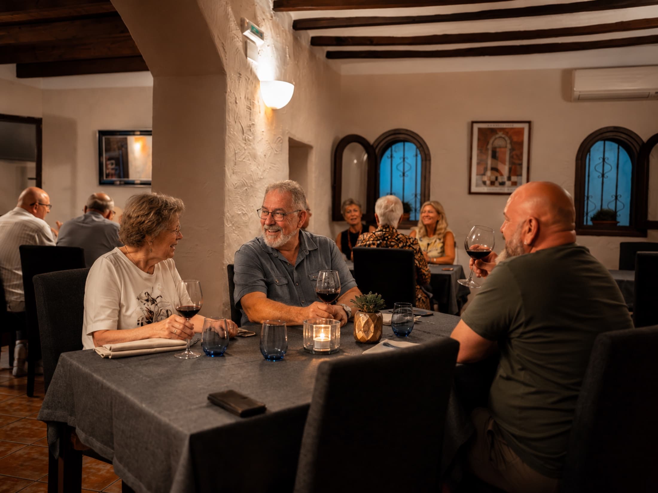 Clientes cenando en el comedor