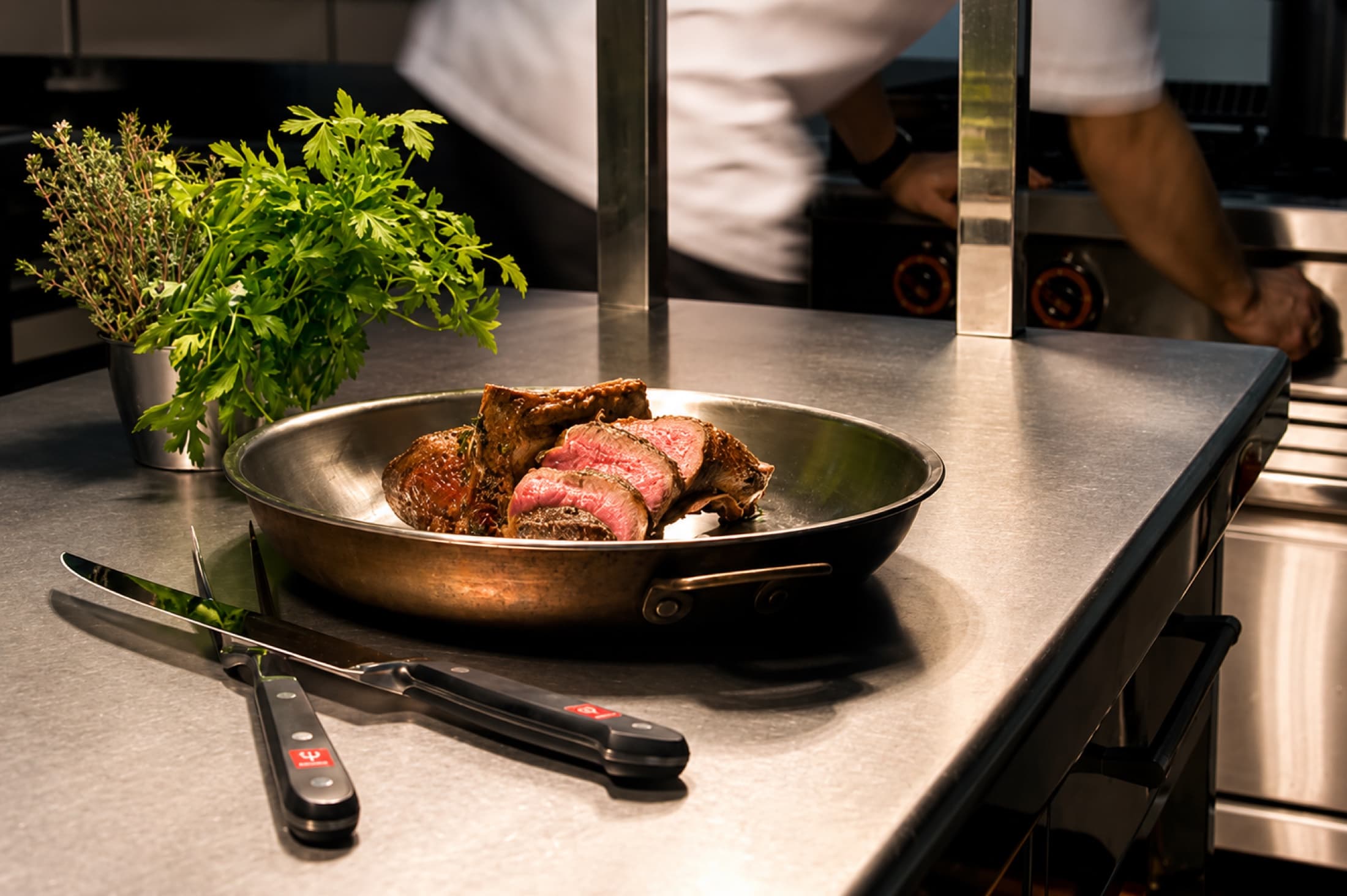 Rinderfilet in der Pfanne am Pass der Küche